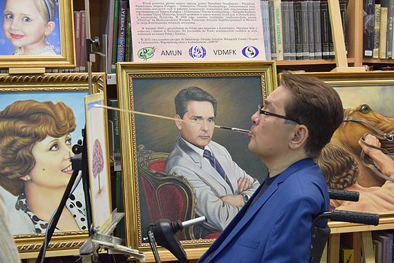 Wernisa Walerego Sietbaowa – artysty malujcego ustami w Miejskiej Bibliotece Publicznej w Dziwnowie