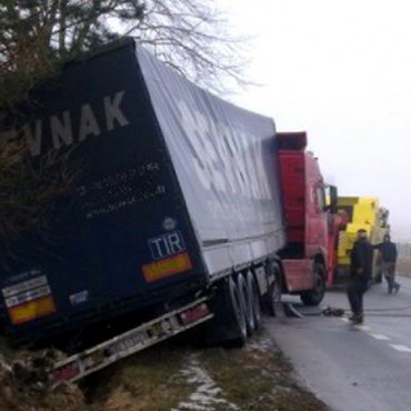 P�ocin: Tir wjecha� do rowu. Akcj� utrudnia� uszkodzony zbiornik paliwa