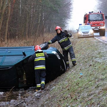 Dobropole: Peugeot kozio�kowa� do rowu przez niecierpliwego kierowc� volkswagena