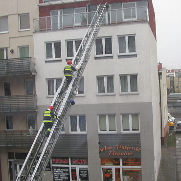 Stra�acy �ci�gn�li rann� mew�