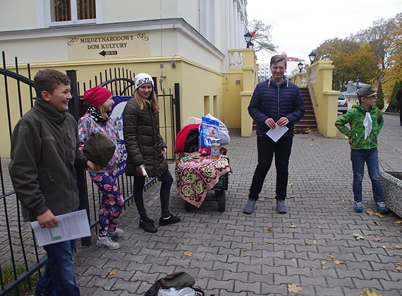 Zuchy i harcerze z Midzyzdrojw pomagaj bezdomnym zwierztom