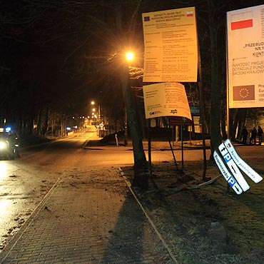 Mi�dzyzdroje: Nie wyhamowa� na �uku i �ci�� znaki drogowe