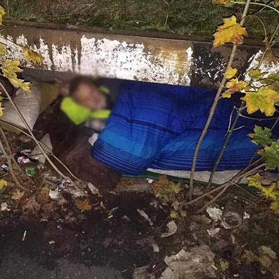 Problem bezdomnych żyjących pod rampą w pobliżu dworca PKP