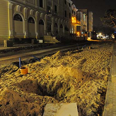Mi�dzyzdroje: Wpad� w dziur� na modernizowanej promenadzie. Trafi� do szpitala
