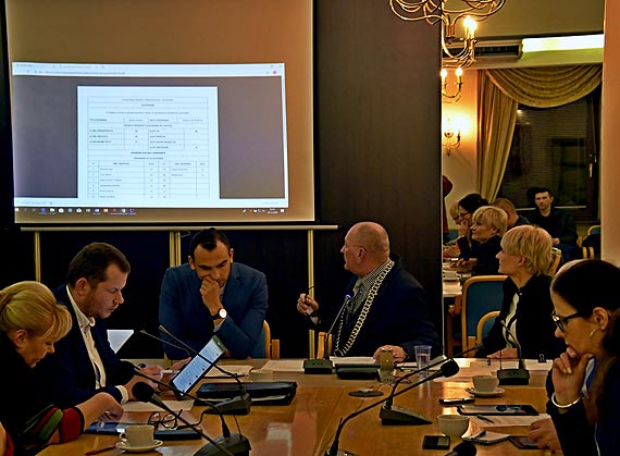 Podczas II sesji Rady Miejskiej w Midzyzdrojach radni gosowali przy uyciu tabletw