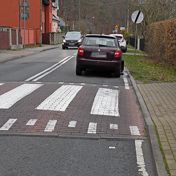 Uszkodzony samochd utrudnia jazd na drodze do Wicka