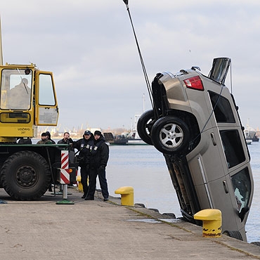 Samoch�d z lud�mi wjecha� do kana�u portowego