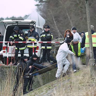 Samochód z ludźmi wjechał do kanału portowego