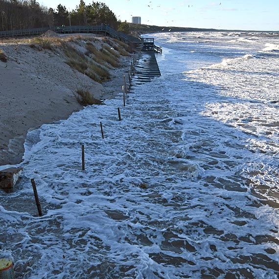 Żywioł demoluje plażę w Międzyzdrojach