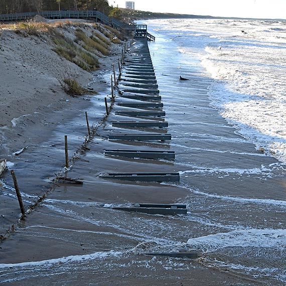 Żywioł demoluje plażę w Międzyzdrojach