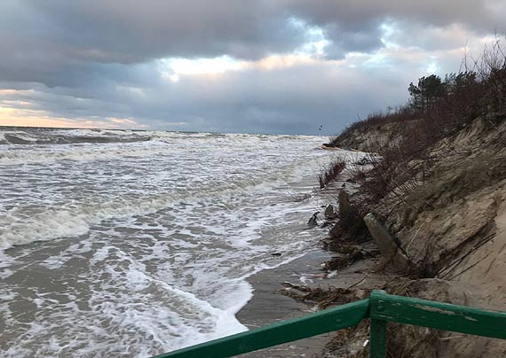 Felieton o umocnieniach brzegowych pomiędzy Dziwnówkiem i Dziwnowem. Morze żywi i bogaci....