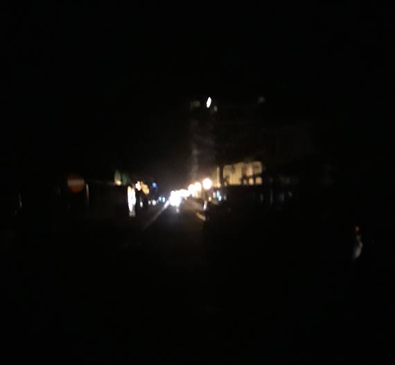 Promenadę Gwiazd spowijają ciemności. W połączeniu z nierównościami chodników nie zachęcają do spacerów
