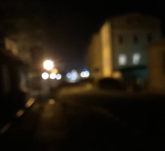 Promenadę Gwiazd spowijają ciemności. W połączeniu z nierównościami chodników nie zachęcają do spacerów