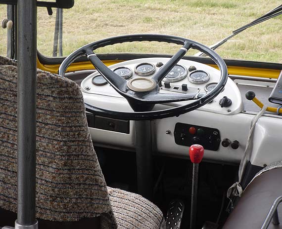 Nietrzewy kierowca autobusu z zatrzymanym prawem jazdy