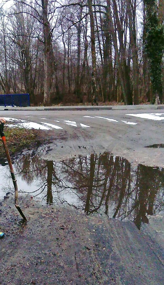 Mieszkaniec: Droga publiczna w Krzepocinie jest jak bagno