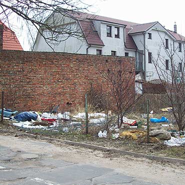 Kamie� Pomorski: Nocami podrzucaj� �mieci