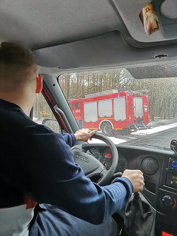 Auto dachowało. Strażacy ustawili je na kołach