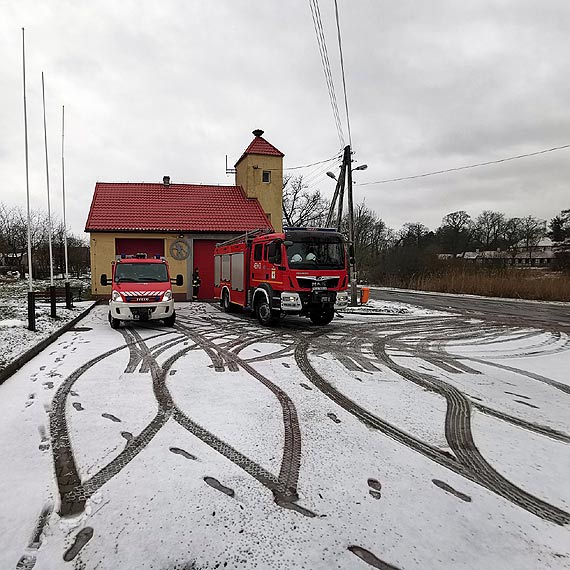 Auto dachowało. Strażacy ustawili je na kołach