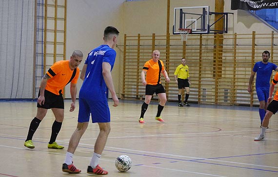 Faworyci z minimalną przewagą