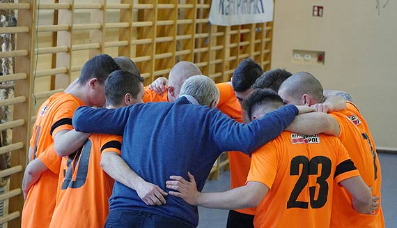 Faworyci z minimalną przewagą