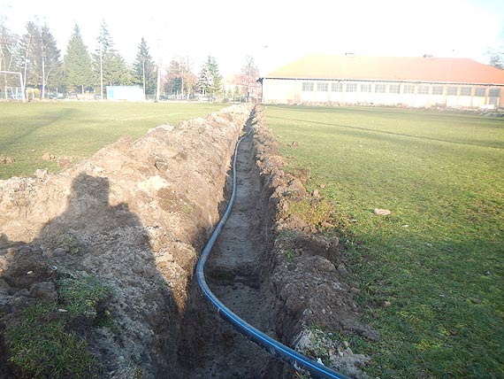 Prace instalacyjne na pycie boiska w Dziwnowie