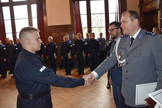 Słowa policyjnej roty wypowiedziało 37 nowych policjantów