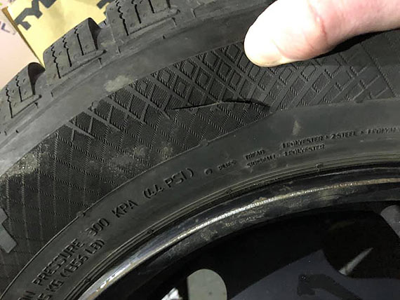 Najpierw spalili mu auto, teraz tn opony. Na wjta wierzna zasadzi si psychopata