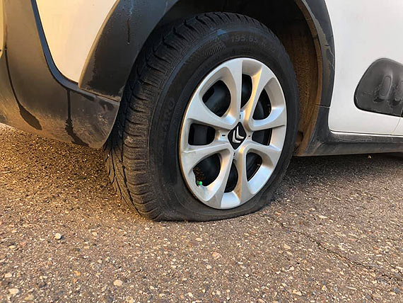 Najpierw spalili mu auto, teraz tn opony. Na wjta wierzna zasadzi si psychopata