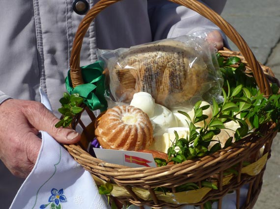 Mieszkacy powiatu poszli powici koszyczki z  pokarmami wielkanocnymi 