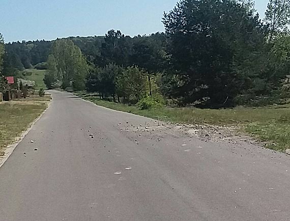 Kamienie na ulicy wirowej w Wicku - uboczny efekt po przejedajcych quadach