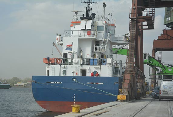 Nielegalne papierosy na statku w szczeci�skim porcie