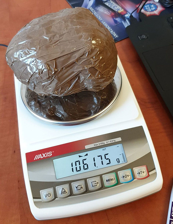 Policjanci zatrzymali dw�ch poszukiwanych i zabezpieczyli ponad kilogram narkotyk�w