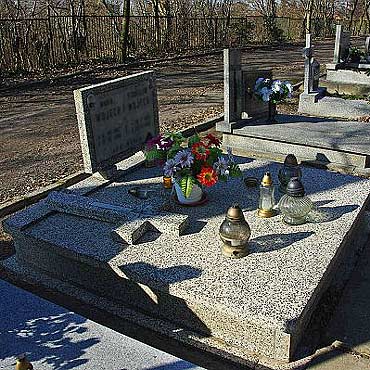 Pok��ci� si� na cmentarzu z dziewczyn� i zniszczy� nagrobek