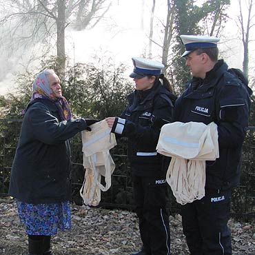 Gryfice: Policjanci rozdawali torby z odblaskami
