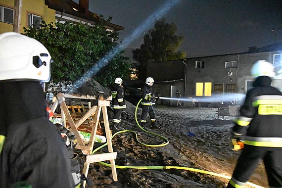 Od chiskiego lampionu zapali si dach