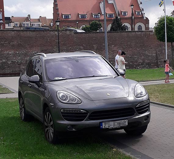 Mieszkaniec: Chamskie parkowanie na kamieskiej starwce