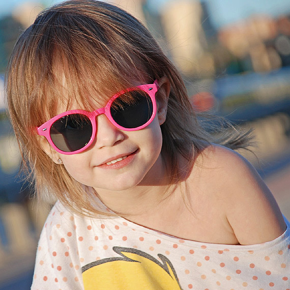 Dziecko na pla�y – jak skutecznie chroni� wzrok naszej pociechy?