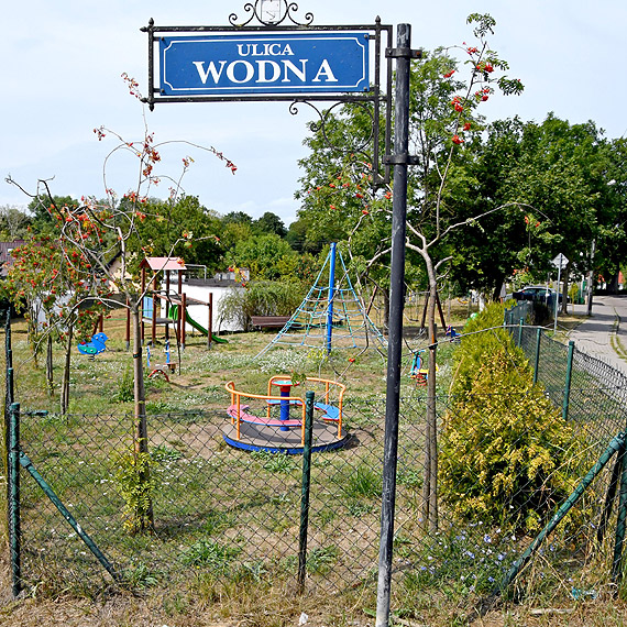 Susza na placu zabaw. Pilnie trzeba podla  ziele w Lubinie