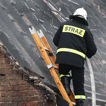 �uskowo: Wyni�s� m�czyzn� z p�on�cego budynku