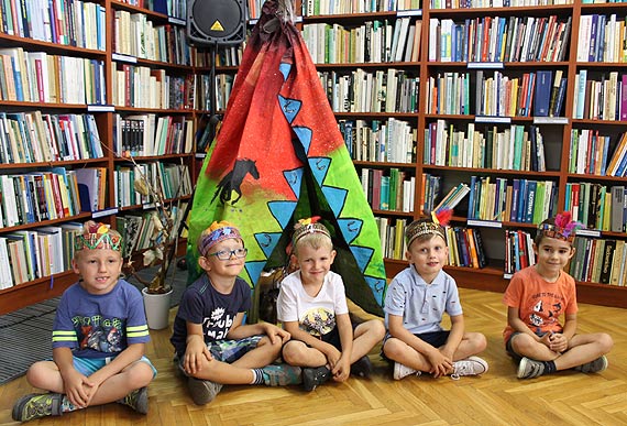 „W indiaskiej wiosce” – rodzinne warsztaty plastyczne w bibliotece