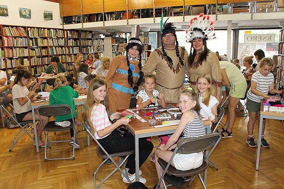 „W indiańskiej wiosce” – rodzinne warsztaty plastyczne w bibliotece
