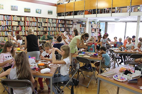 „W indiańskiej wiosce” – rodzinne warsztaty plastyczne w bibliotece