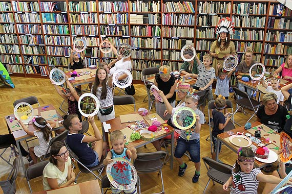 „W indiańskiej wiosce” – rodzinne warsztaty plastyczne w bibliotece