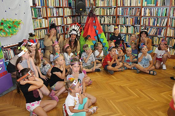 „W indiańskiej wiosce” – rodzinne warsztaty plastyczne w bibliotece