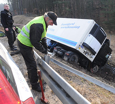 Mi�dzyzdroje: Tir spad� ze skarpy. Kabina wbi�a si� w ziemi�