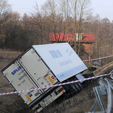 Międzyzdroje: Tir spadł ze skarpy. Kabina wbiła się w ziemię