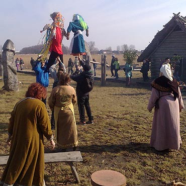 Wolin: W skansenie utopili Marzannę i przywitali wiosnę