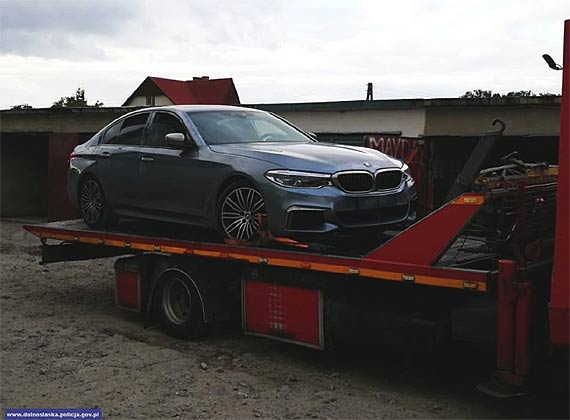 Policjanci odzyskali auto warte blisko p� miliona z�otych – dw�ch zatrzymanych tymczasowo aresztowanych