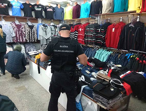 Podrabiana odzie� znanych marek w ko�obrzeskich sklepach 