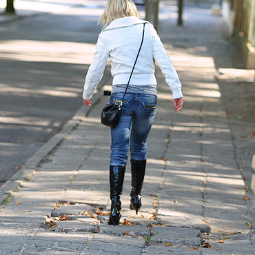 Mi�dzyzdroje: Na chodnikach mo�na po�ama� nog�